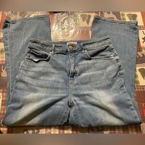 LOFT Curvy High Waist Kick Crop Jeans, size 29Wx25L. (J74)